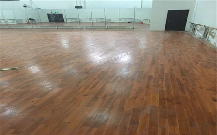 怎么安裝體育館實木運動地板踢腳線？